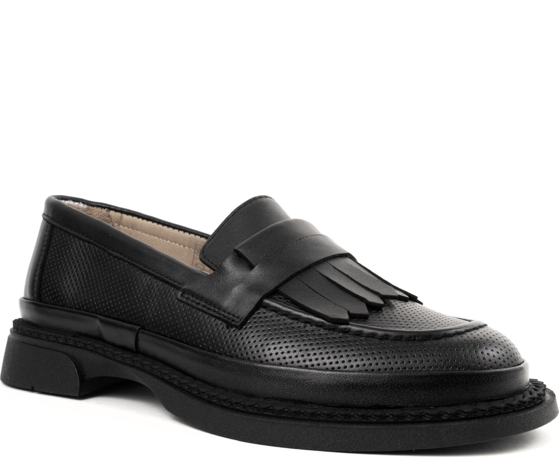 black casual closed loafers