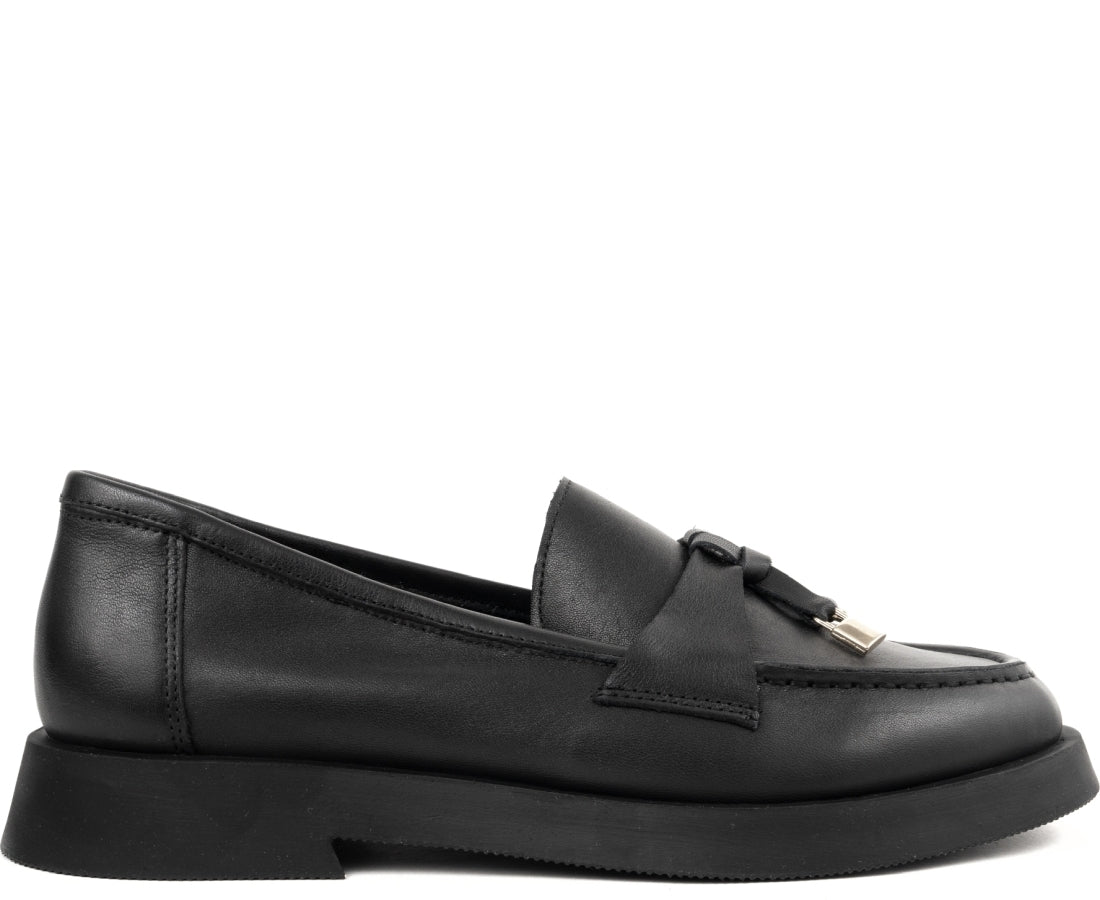 black casual closed loafers