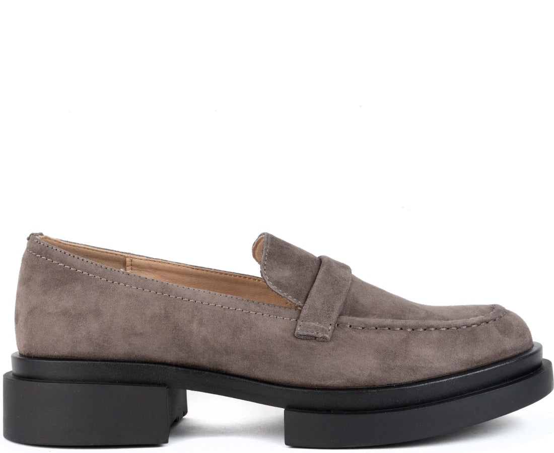 brown elegant closed loafers