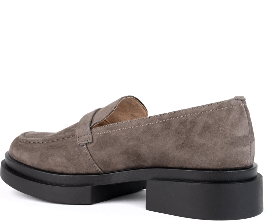 brown elegant closed loafers