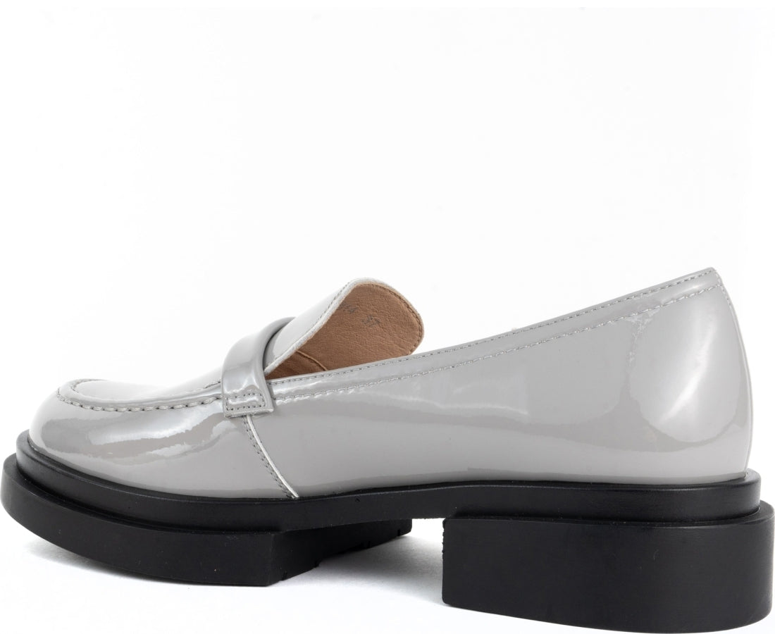grey elegant closed loafers