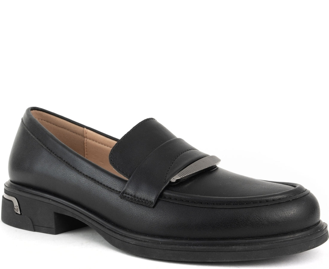 black elegant closed loafers