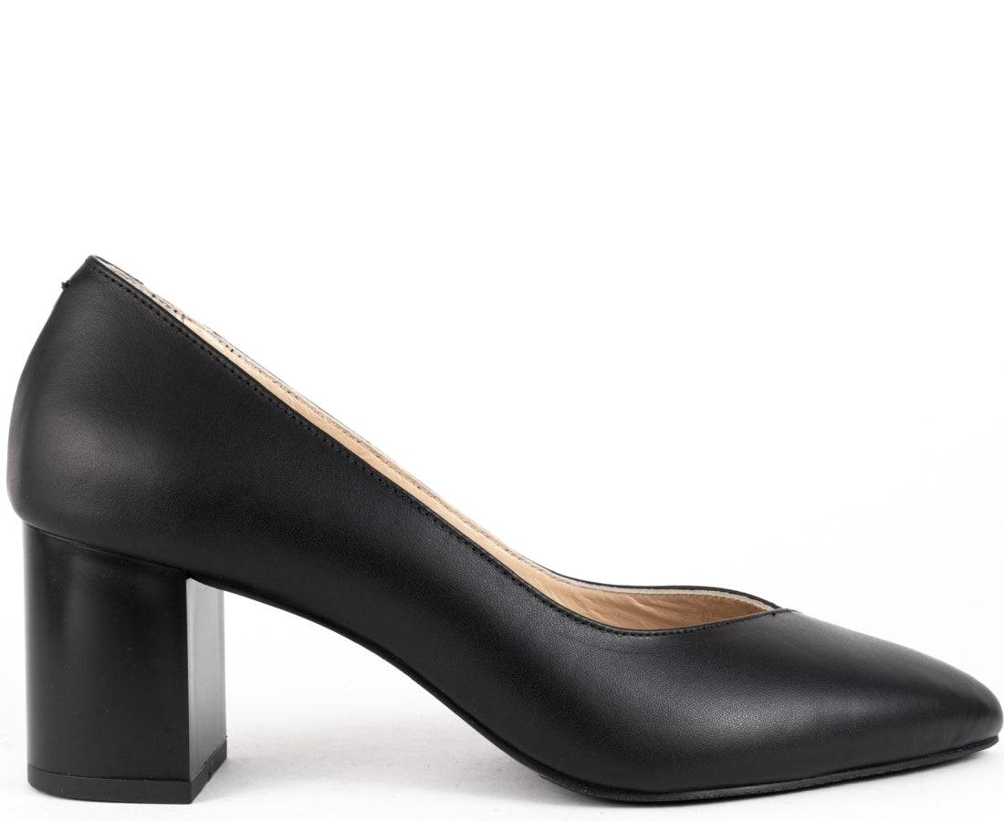black classic closed pumps