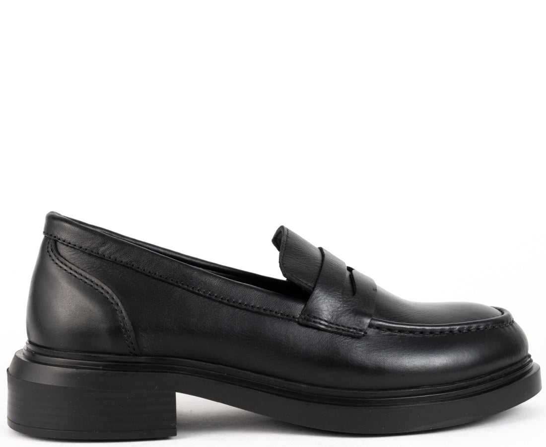 black casual closed loafers