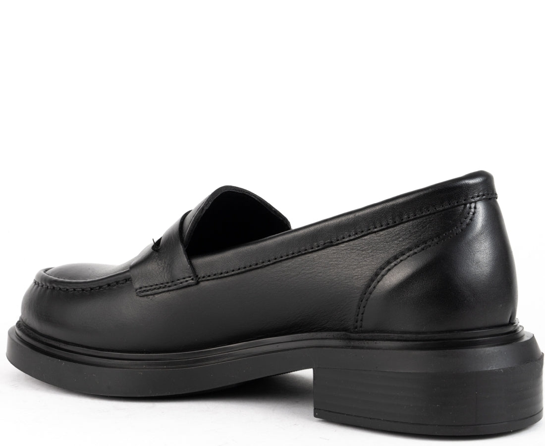 black casual closed loafers