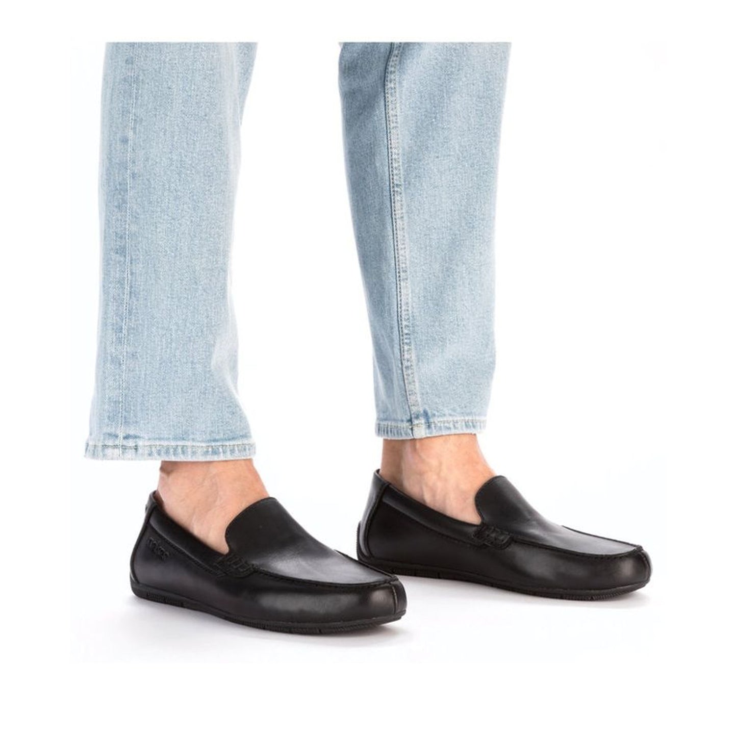 black classic closed mocasins