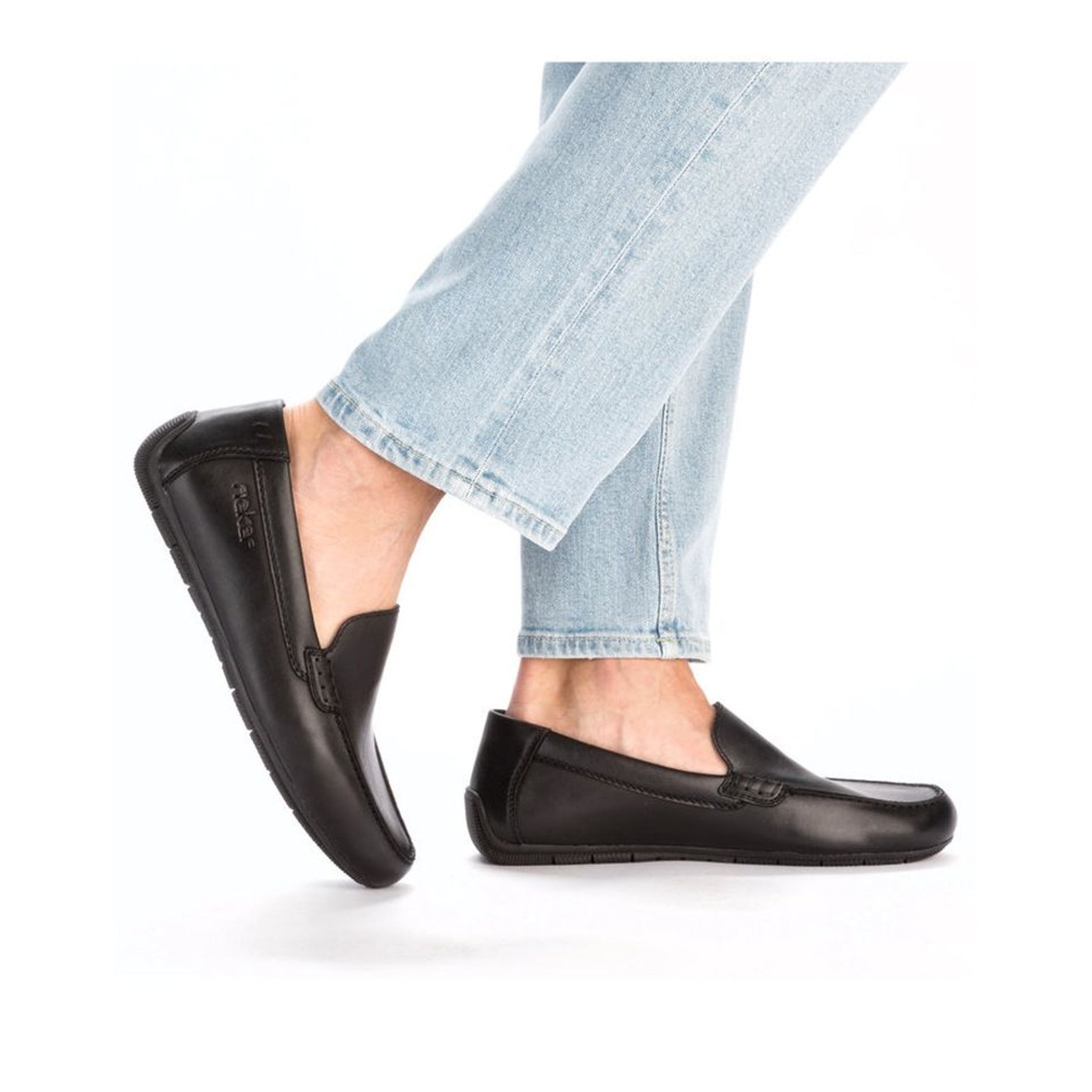 black classic closed mocasins