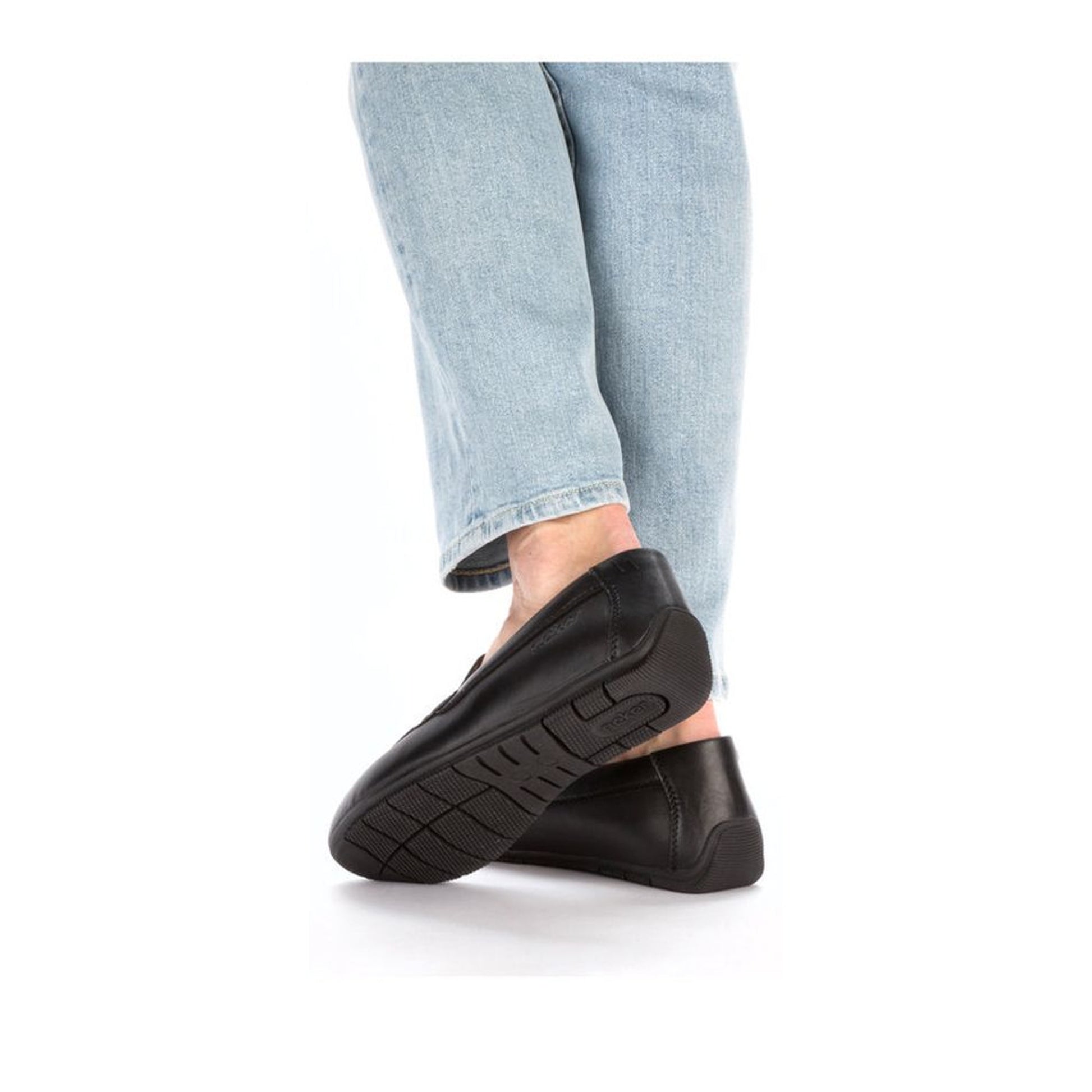 black classic closed mocasins