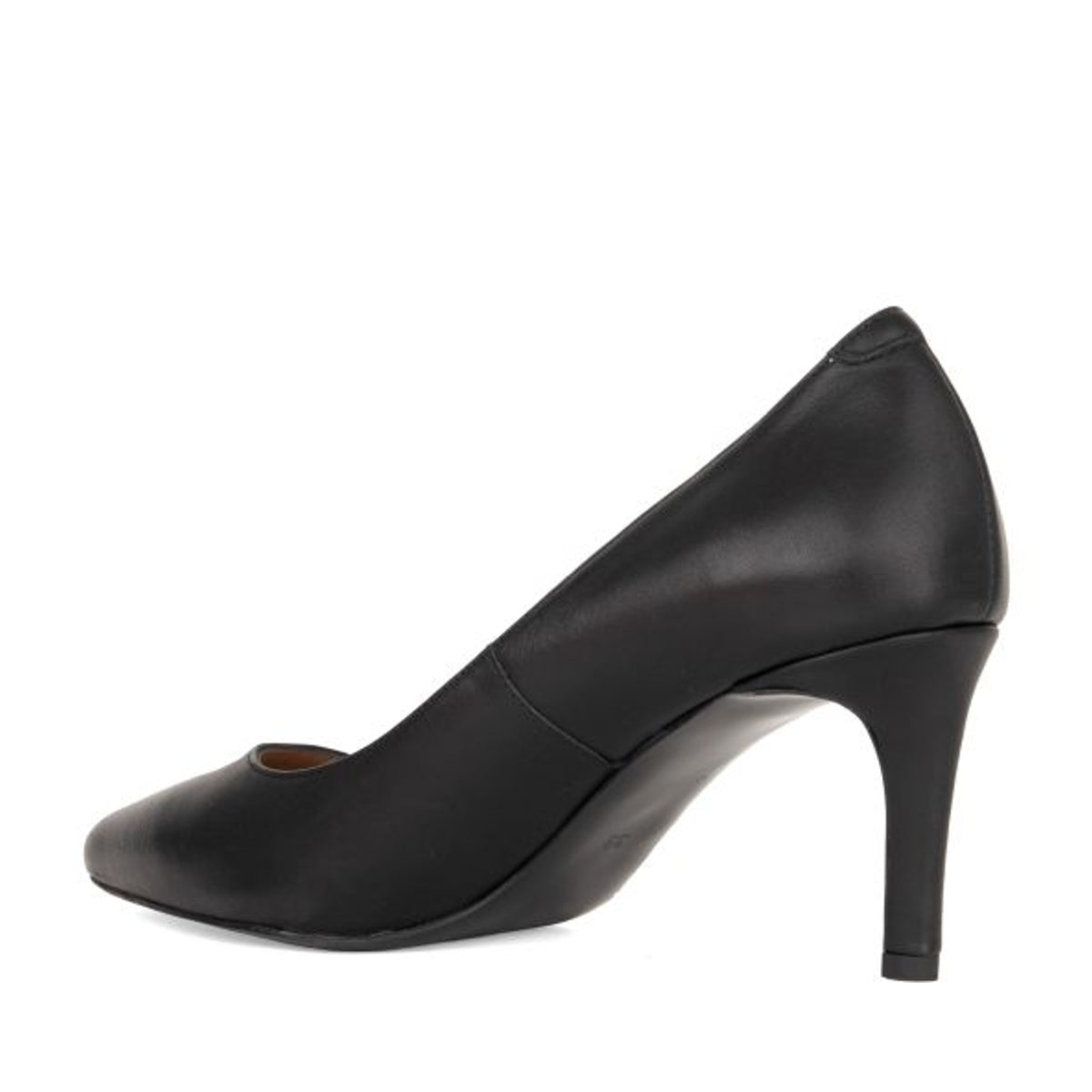 black classic closed pumps