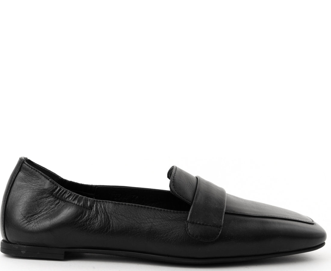 black casual closed mocasins
