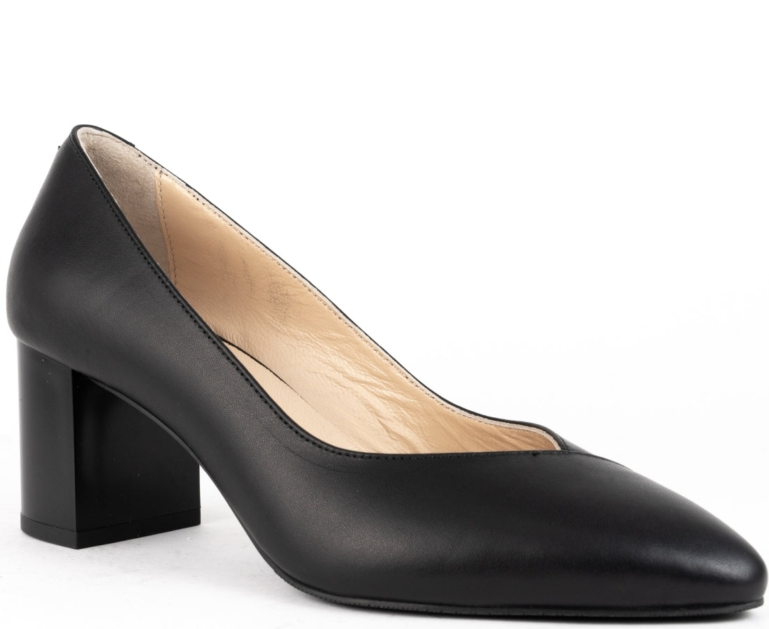 black classic closed pumps