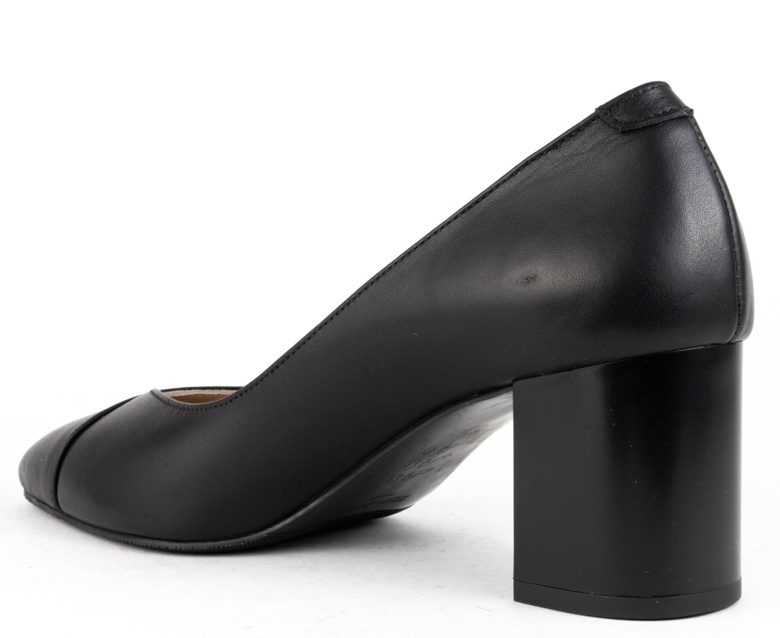 black classic closed pumps