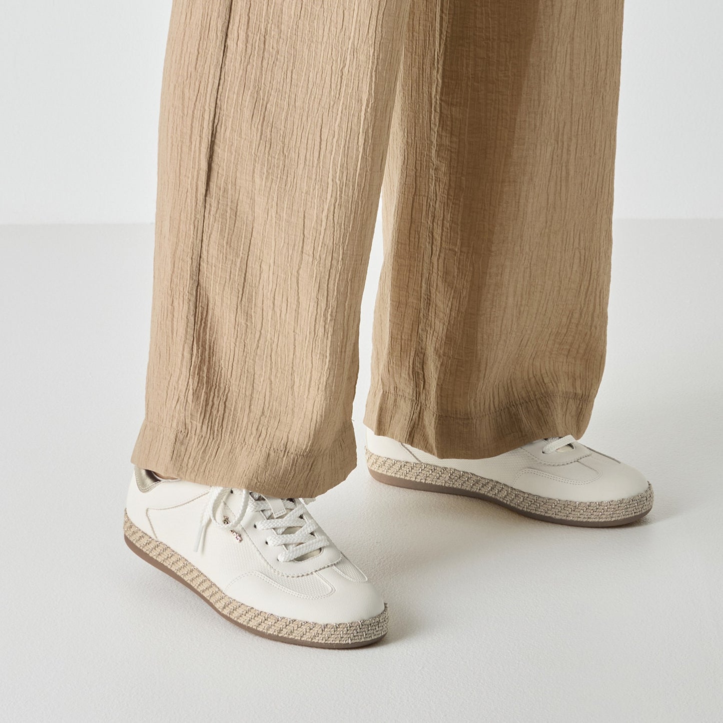 Women's White Fashion Sneakers