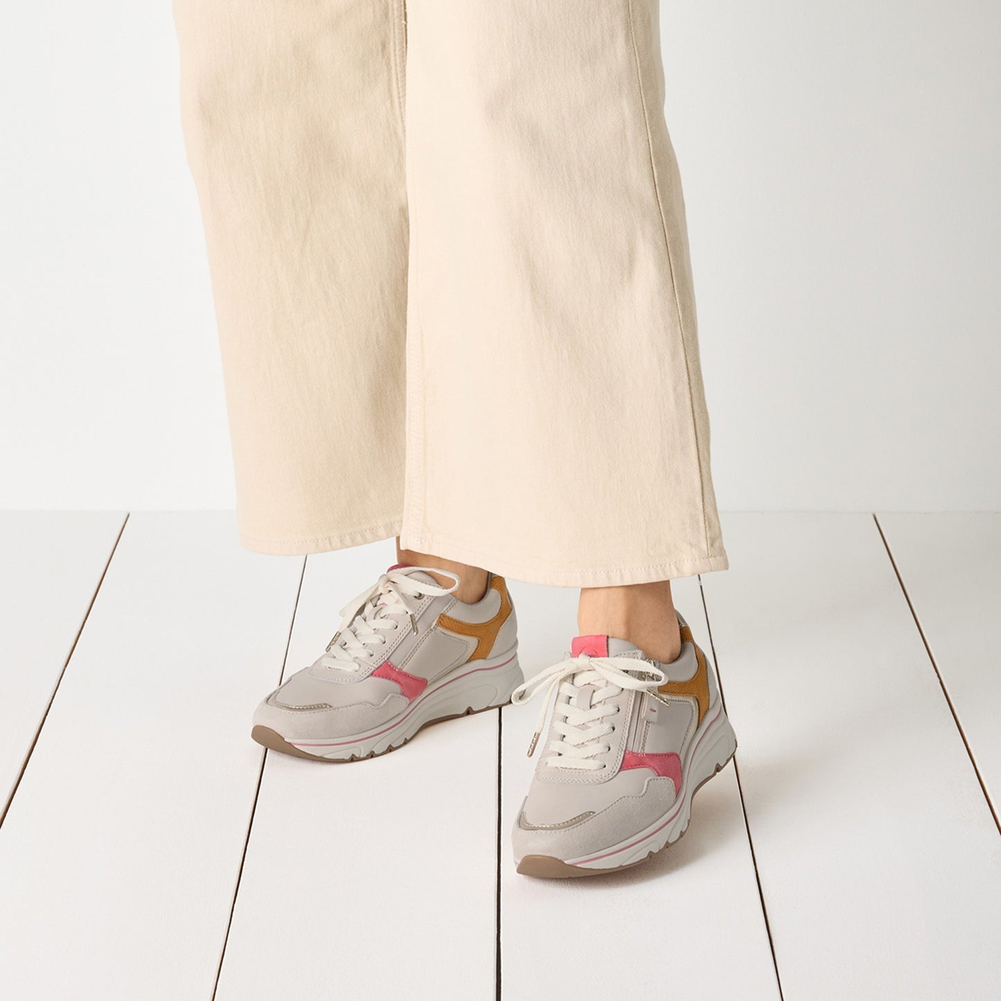 Women's White Fashion Sneakers