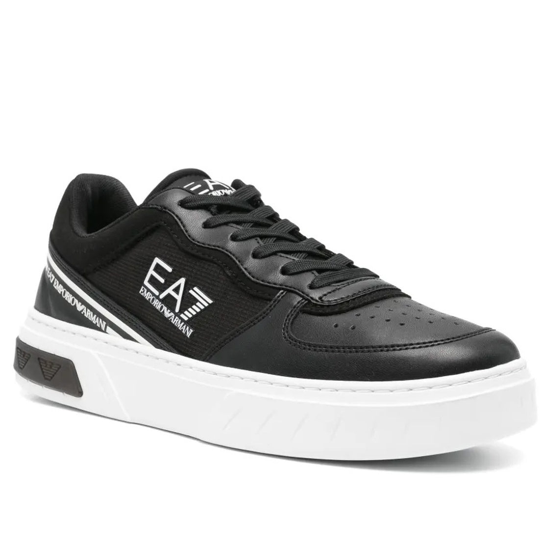 black casual closed sneaker