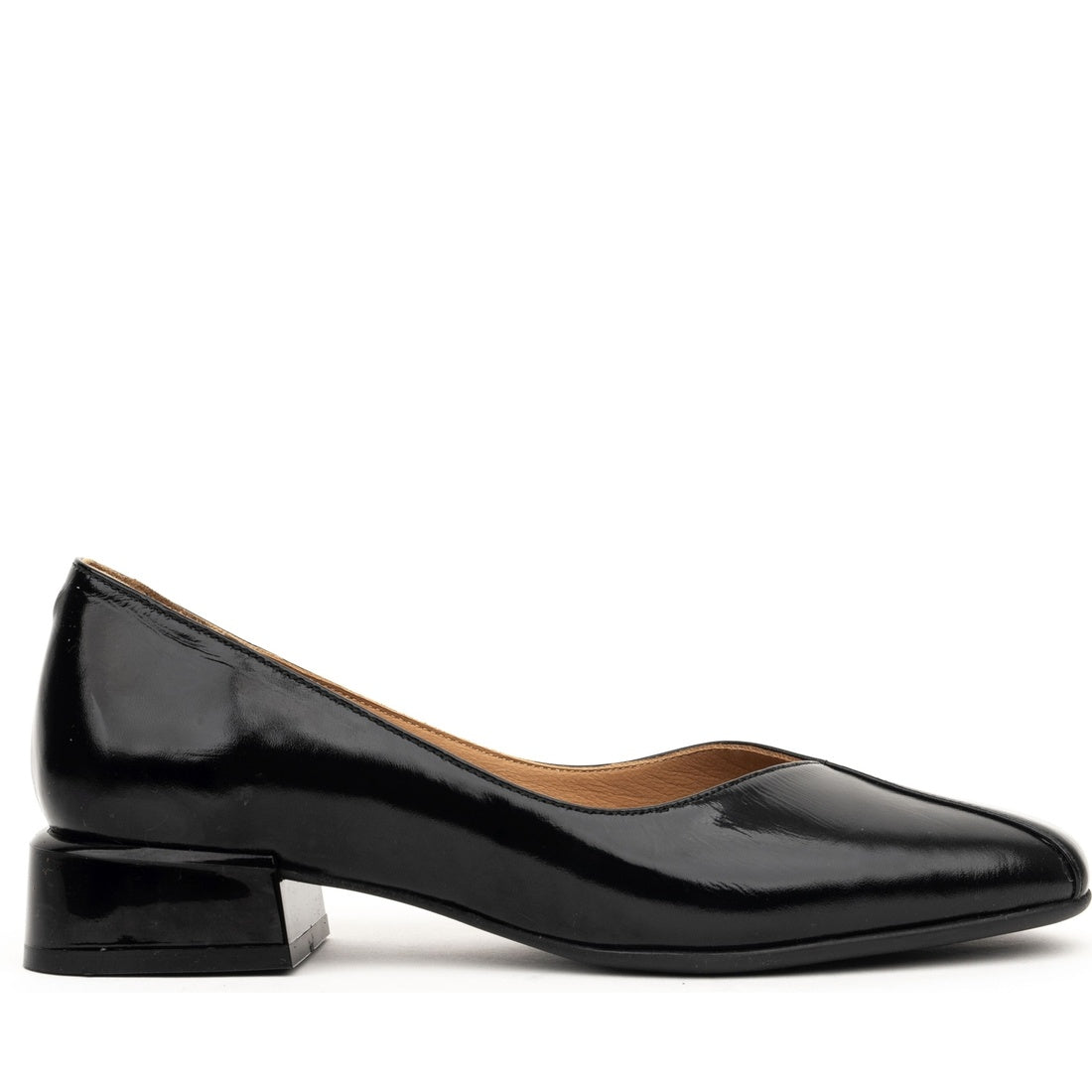 black classic closed pumps