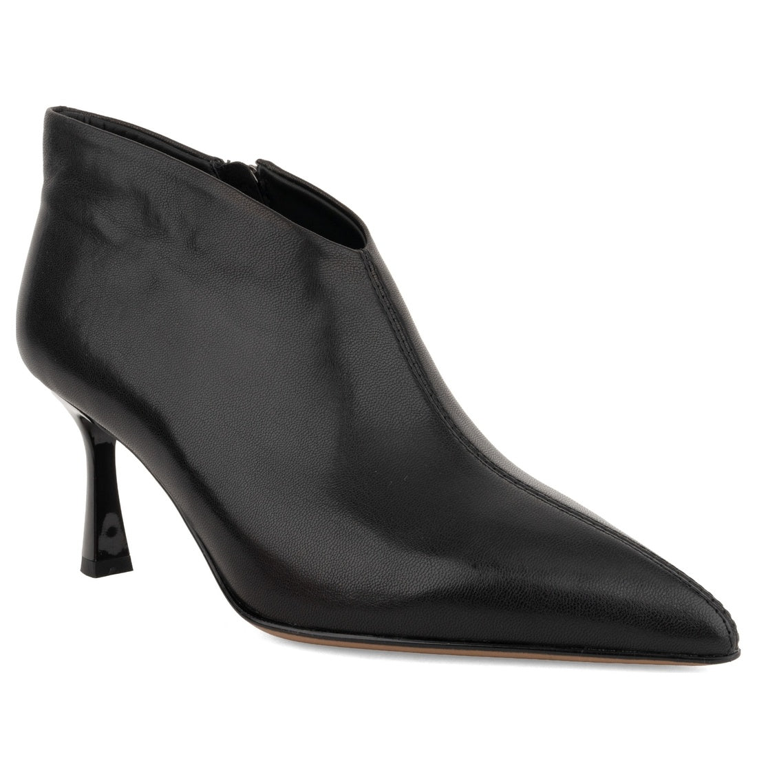 black elegant closed pumps