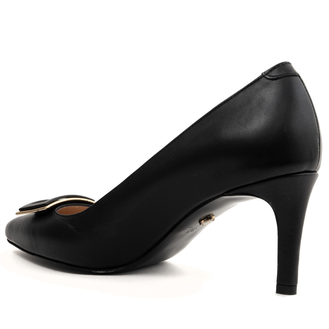 black classic closed pumps