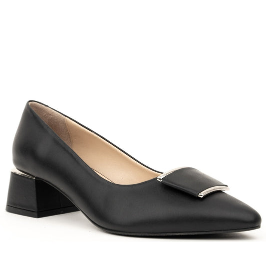 black classic closed pumps